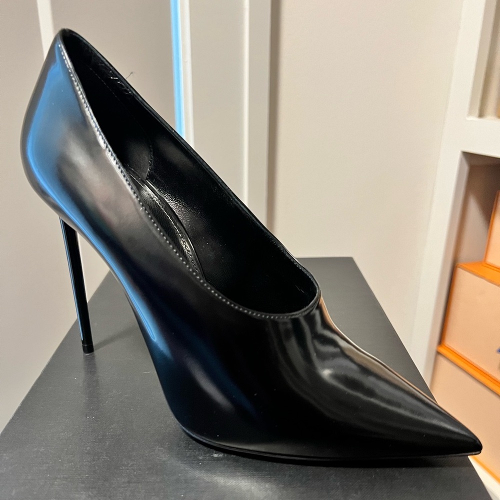 SAINT LAURENT Teddy 105
Patent Leather Pumps *NEW NEVER WORN*